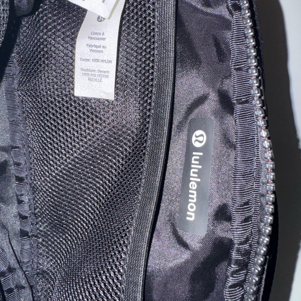 Lulu lemon Black Crossbody Bag - Picture 2 of 3